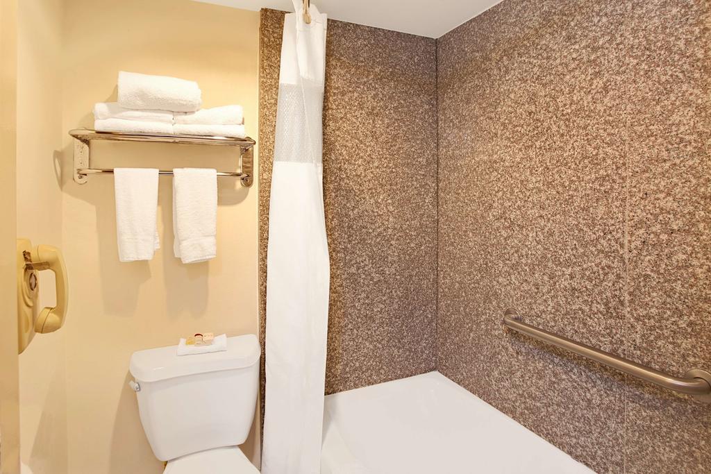 Hotel Ramada By Wyndham Pasadena Zewnętrze zdjęcie