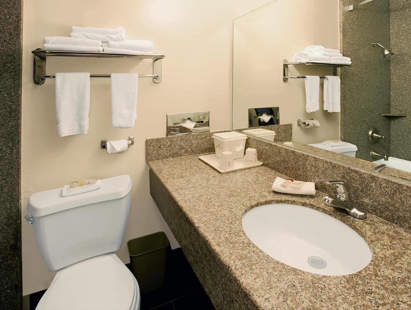 Hotel Ramada By Wyndham Pasadena Zewnętrze zdjęcie