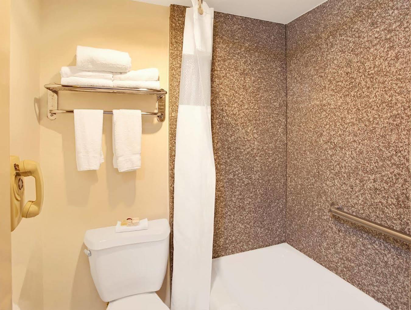 Hotel Ramada By Wyndham Pasadena Zewnętrze zdjęcie