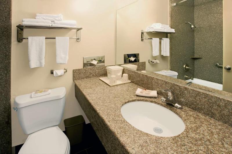Hotel Ramada By Wyndham Pasadena Zewnętrze zdjęcie